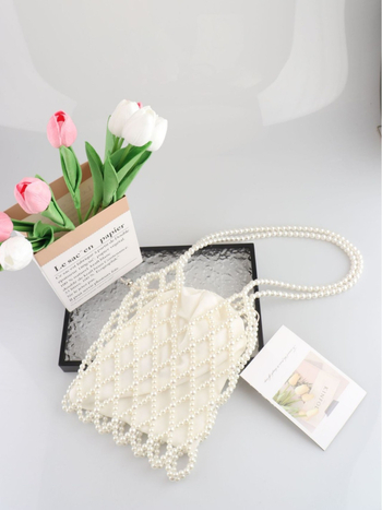 Nova torba crossbody s perlicama, s dizajnom s izraženim izrezom, elegantna i svestrana za žene