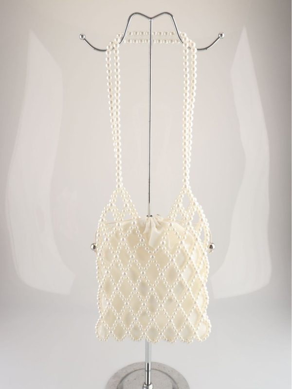 Nova torba crossbody s perlicama, s dizajnom s izraženim izrezom, elegantna i svestrana za žene