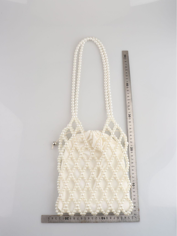 Nova torba crossbody s perlicama, s dizajnom s izraženim izrezom, elegantna i svestrana za žene