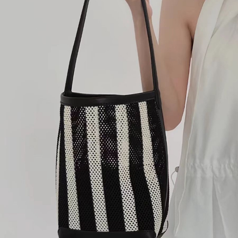 Ženska torba s prugama i perforiranom tkaninom, veliki kapacitet, ljeto 2026, crossbody torba