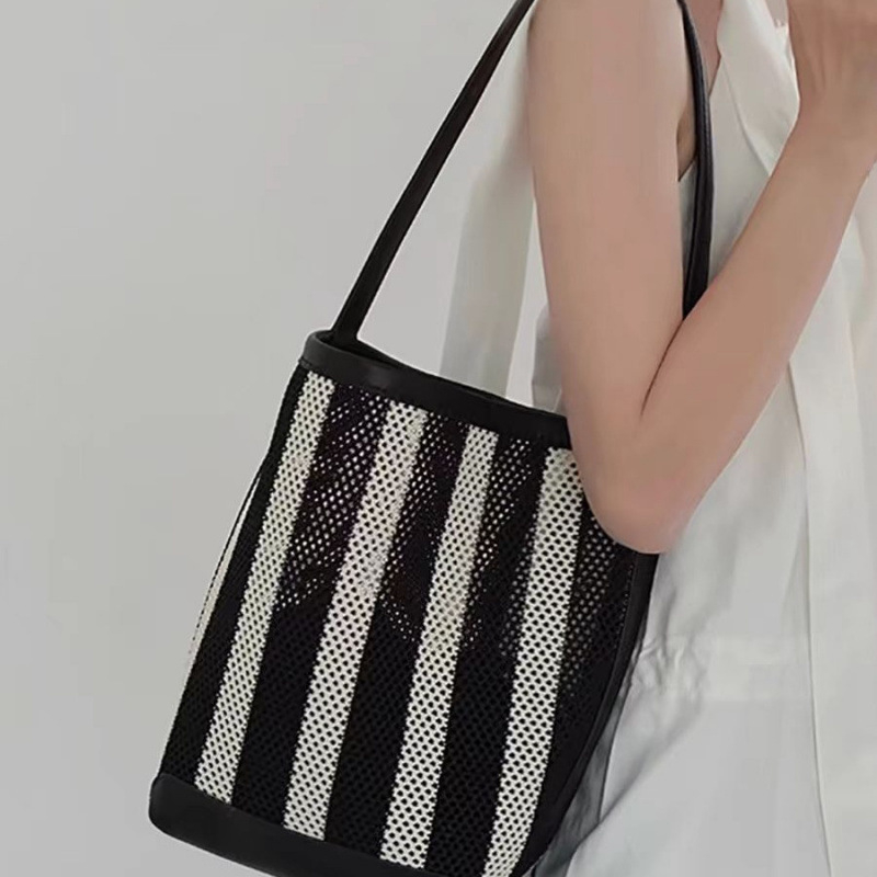 Ženska torba s prugama i perforiranom tkaninom, veliki kapacitet, ljeto 2026, crossbody torba