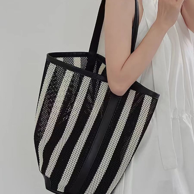 Ženska torba s prugama i perforiranom tkaninom, veliki kapacitet, ljeto 2026, crossbody torba