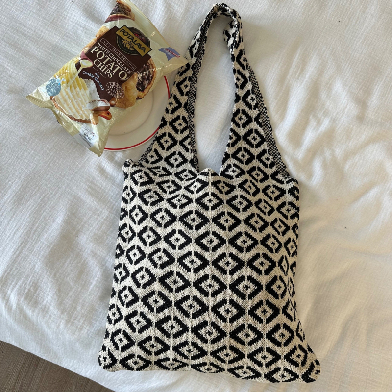 Ženska pletena torbica preko ramena sa zebrom uzorkom, casual gradski stil