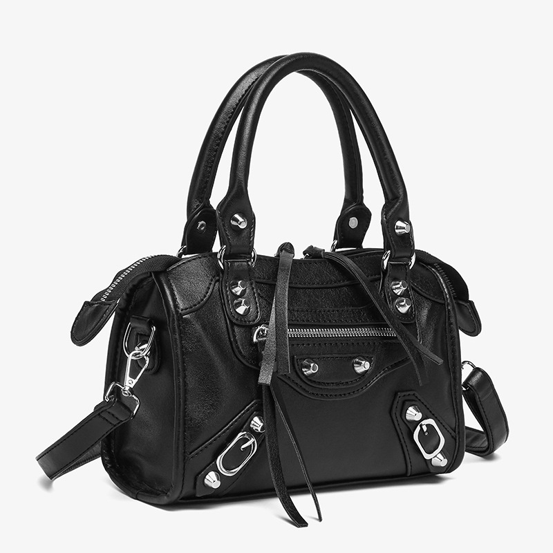 Ženska torbica u bikerskom stilu s rivetima, novi model 2026, crossbody torba preko jednog ramena, velika kapaciteta, retro oblik torbe u obliku jastuka