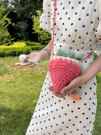 Slatka mini bucket torbica za ljeto 2025, inspirirana šumom, pletena crossbody torba s motivom crtane jagode, okrugli oblik, zatvaranje šnurlom, unutarnja zip džep