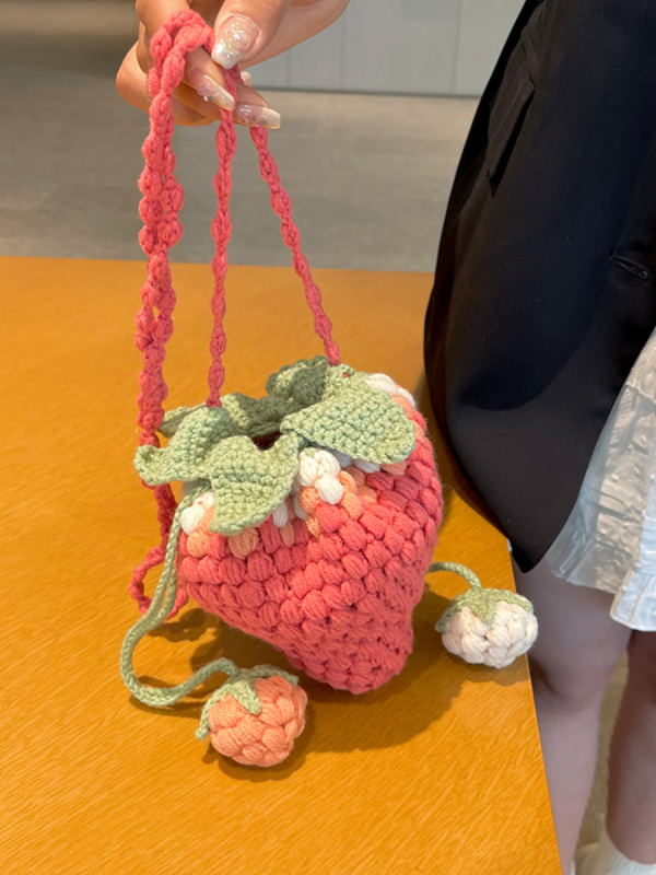 Slatka mini bucket torbica za ljeto 2025, inspirirana šumom, pletena crossbody torba s motivom crtane jagode, okrugli oblik, zatvaranje šnurlom, unutarnja zip džep