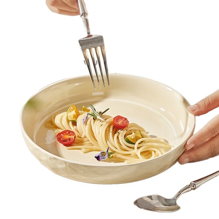 Platou adânc crem din porțelan, ceramică cu culoare sub glazură, rotund