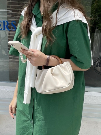 Ženska mini crossbody torbica s drškom od drveta, plisirani uzorak oblaka, dumpling stil.