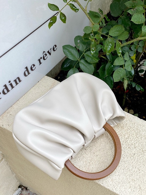 Ženska mini crossbody torbica s drškom od drveta, plisirani uzorak oblaka, dumpling stil.