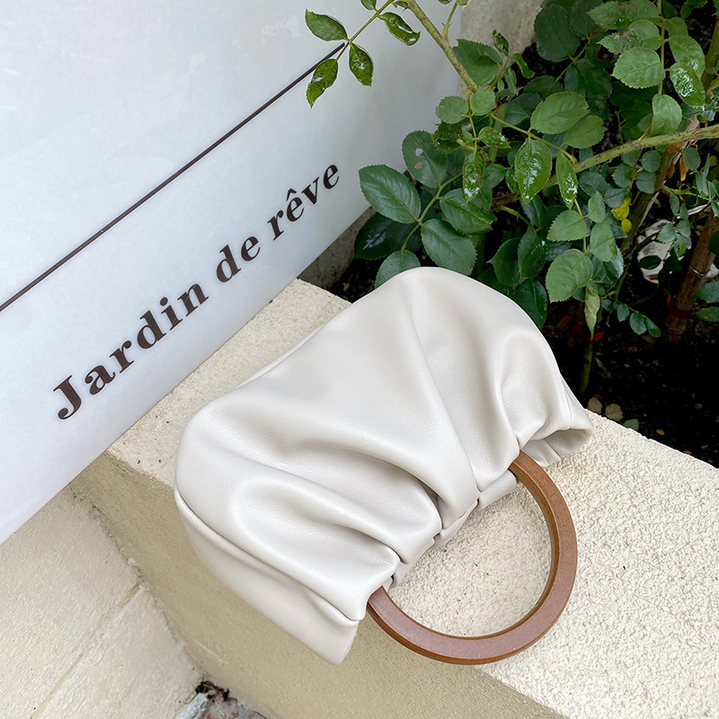 Ženska mini crossbody torbica s drškom od drveta, plisirani uzorak oblaka, dumpling stil.