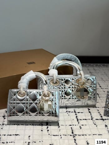 Torba za žene od prave kože, branda D, novi model 2025, s mrežastim uzorkom i metalnim detaljima, ručna drška i crossbody naramenica