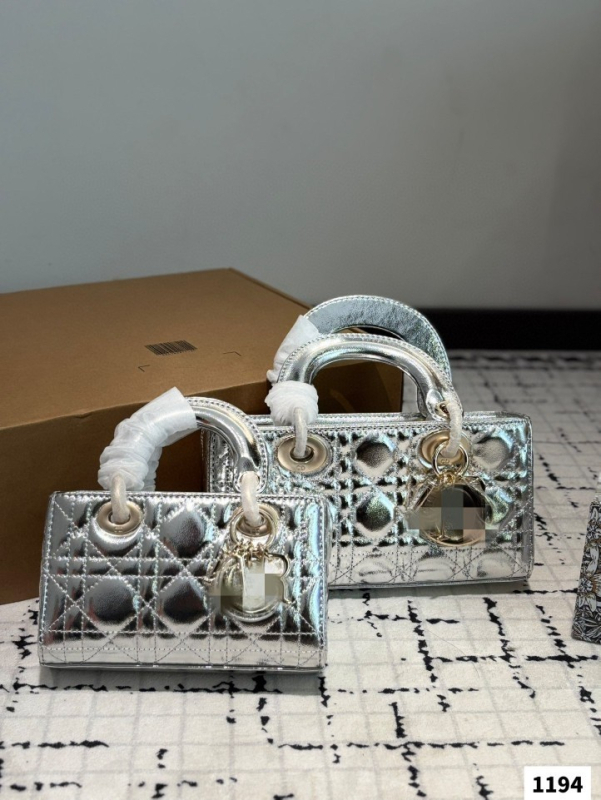 Torba za žene od prave kože, branda D, novi model 2025, s mrežastim uzorkom i metalnim detaljima, ručna drška i crossbody naramenica