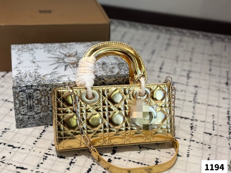 Torba za žene od prave kože, branda D, novi model 2025, s mrežastim uzorkom i metalnim detaljima, ručna drška i crossbody naramenica