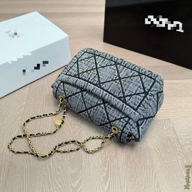 Interstellar Forest Denim torba s romboidnim šivama i lančanim remenom, 2025