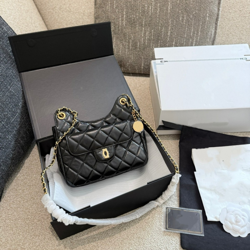 Torba hobo od prave kože s quiltanim uzorkom i lančanim remenom, crossbody, srednje veličine