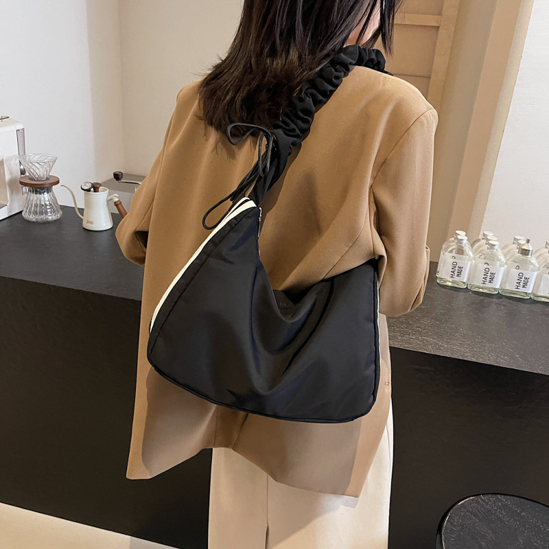 Ženska crossbody torba s plisiranim oblikom oblaka, dumpling stil, velik kapacitet, lagana, svakodnevna