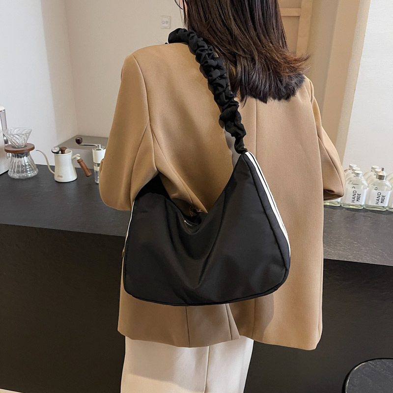 Ženska crossbody torba s plisiranim oblikom oblaka, dumpling stil, velik kapacitet, lagana, svakodnevna