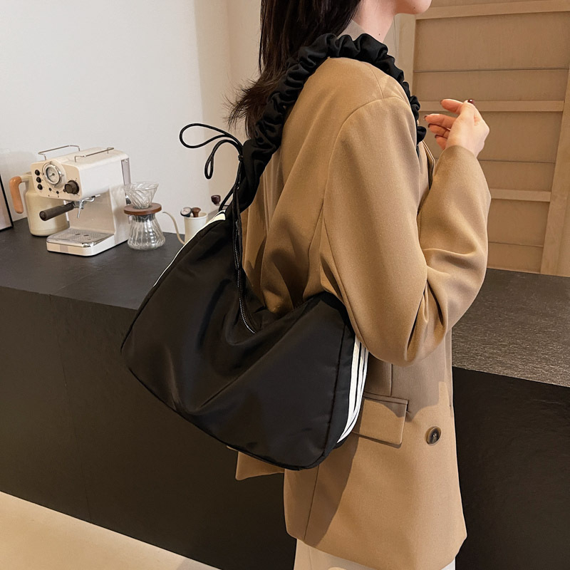 Ženska crossbody torba s plisiranim oblikom oblaka, dumpling stil, velik kapacitet, lagana, svakodnevna