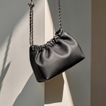 Nalandu ženska kožna crossbody torba, mala veličina, lančani remen, plisirani dizajn oblaka (model 2026)