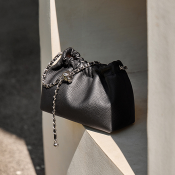 Nalandu ženska kožna crossbody torba, mala veličina, lančani remen, plisirani dizajn oblaka (model 2026)