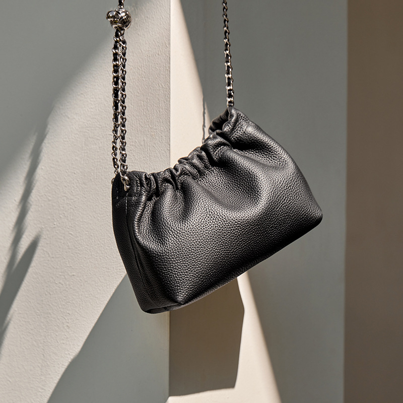 Nalandu ženska kožna crossbody torba, mala veličina, lančani remen, plisirani dizajn oblaka (model 2026)