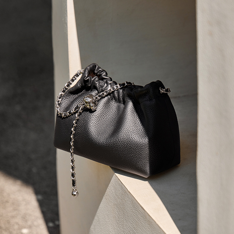 Nalandu ženska kožna crossbody torba, mala veličina, lančani remen, plisirani dizajn oblaka (model 2026)
