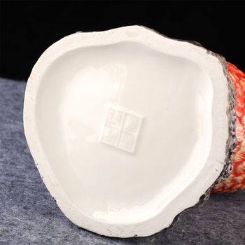 Figurină ceramică cu cocoș și sticlă de vin — decor pentru casă, noroc și prosperitate, accesoriu decorativ creativ pentru vin.