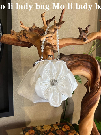 Bijela ženska torbica s perlama i motivom cvijeta s pet lista, Hanfu inspiriran stil dvora, mala vertikalna torbica