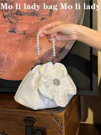 Bijela ženska torbica s perlama i motivom cvijeta s pet lista, Hanfu inspiriran stil dvora, mala vertikalna torbica