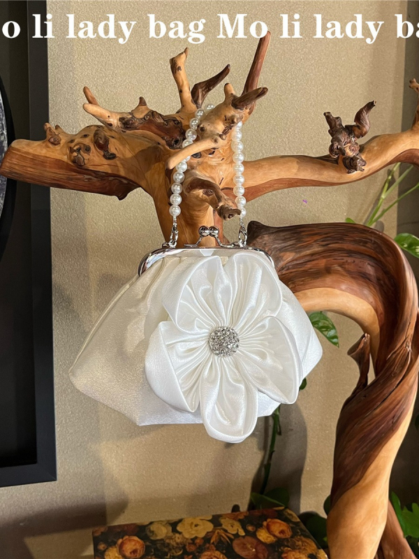 Bijela ženska torbica s perlama i motivom cvijeta s pet lista, Hanfu inspiriran stil dvora, mala vertikalna torbica