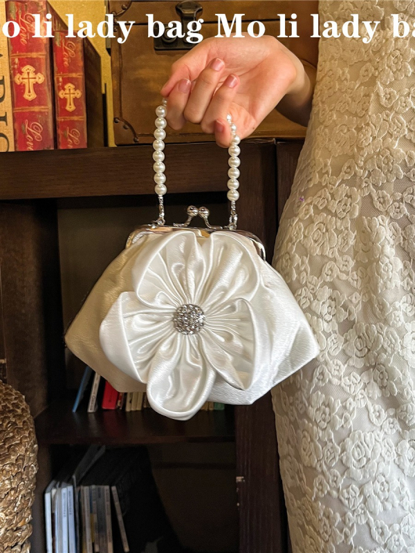 Bijela ženska torbica s perlama i motivom cvijeta s pet lista, Hanfu inspiriran stil dvora, mala vertikalna torbica