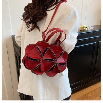 Crvena mini ženska torbica s naramenicom i crossbody remenom, cvjetni uzorak, lagani luksuz