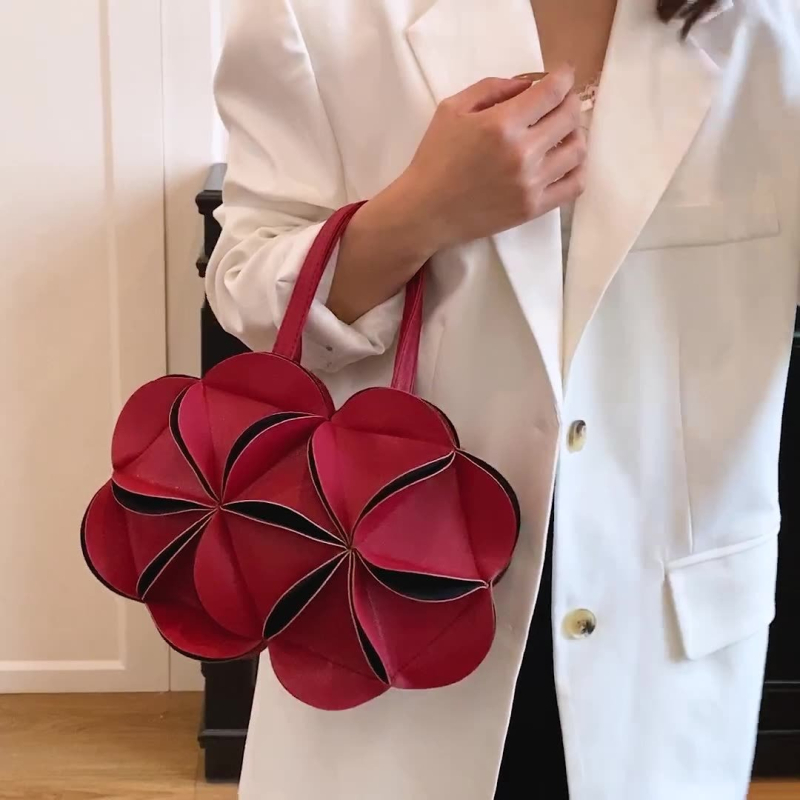 Crvena mini ženska torbica s naramenicom i crossbody remenom, cvjetni uzorak, lagani luksuz