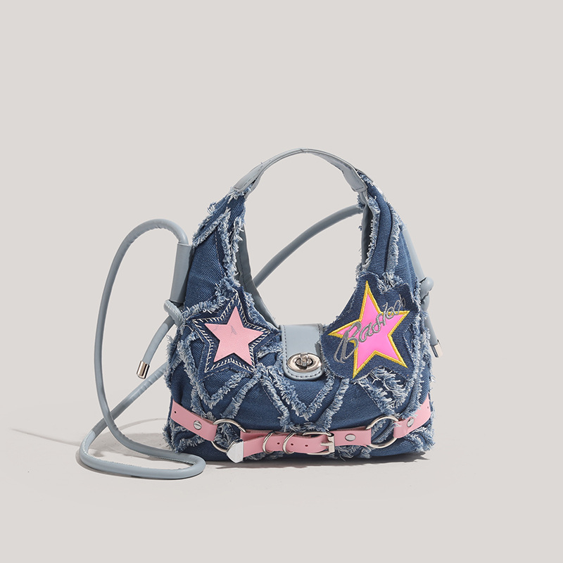 Ženska denim torbica preko ramena u obliku polumjeseca, srednje veličine, uličnog stila, punk detalj s petokrakom zvijezdom