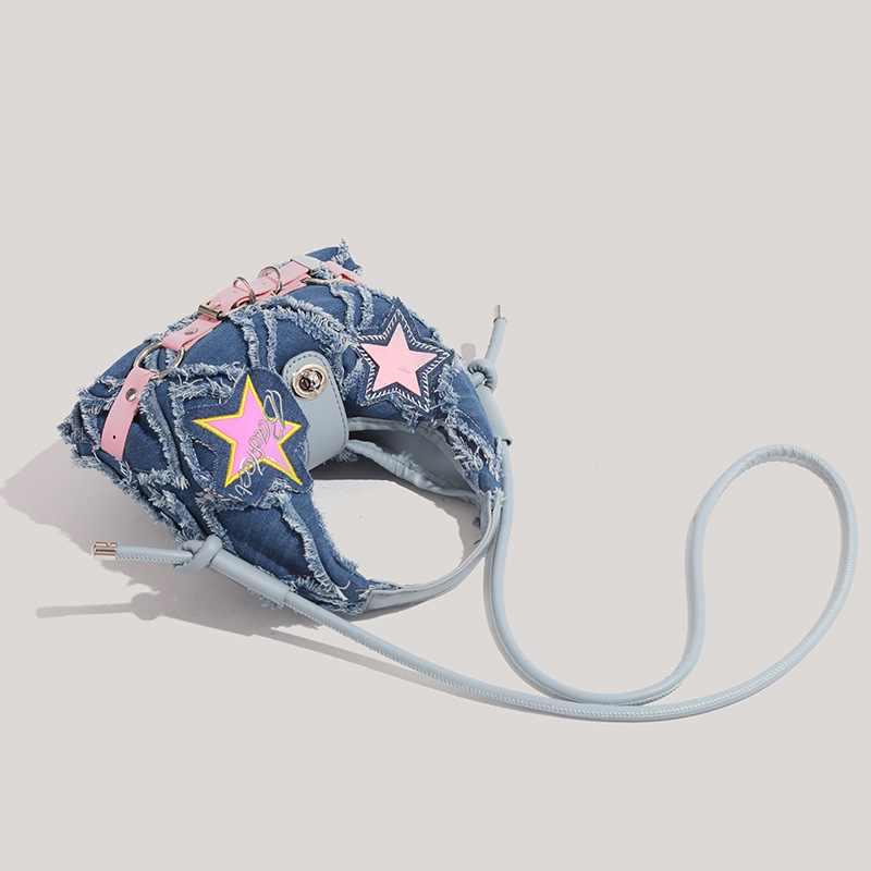 Ženska denim torbica preko ramena u obliku polumjeseca, srednje veličine, uličnog stila, punk detalj s petokrakom zvijezdom