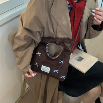 Mala ženska velur torbica s mašnicom – crossbody za svakodnevno nošenje