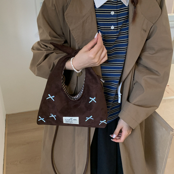 Mala ženska velur torbica s mašnicom – crossbody za svakodnevno nošenje