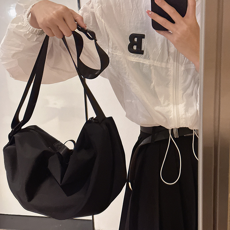 2026 Ženska crossbody torba od Oxford platna, velika zapremina za svakodnevnu upotrebu i putovanja, oblik polumjeseca
