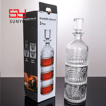 Set de whisky în stil european Arc de Triomphe: un decantor și două pahare, din sticlă, conceput pentru a fi stivabile.