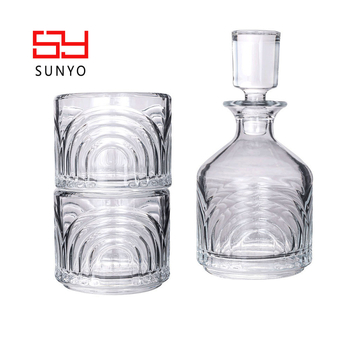 Set de whisky în stil european Arc de Triomphe: un decantor și două pahare, din sticlă, conceput pentru a fi stivabile.