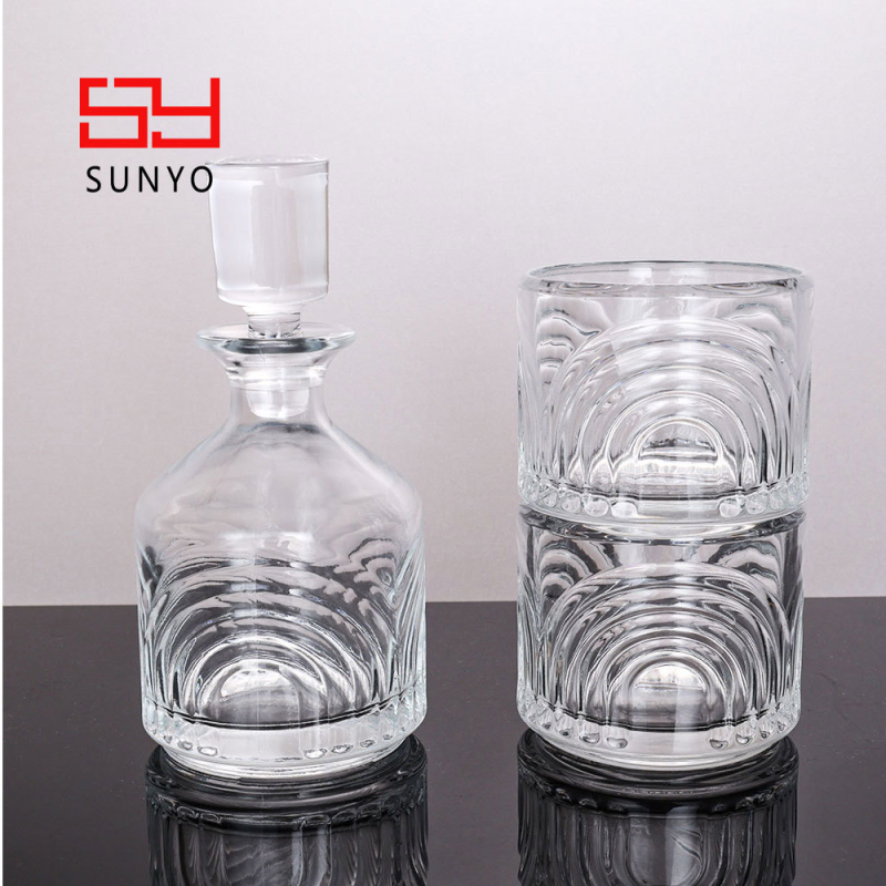 Set de whisky în stil european Arc de Triomphe: un decantor și două pahare, din sticlă, conceput pentru a fi stivabile.
