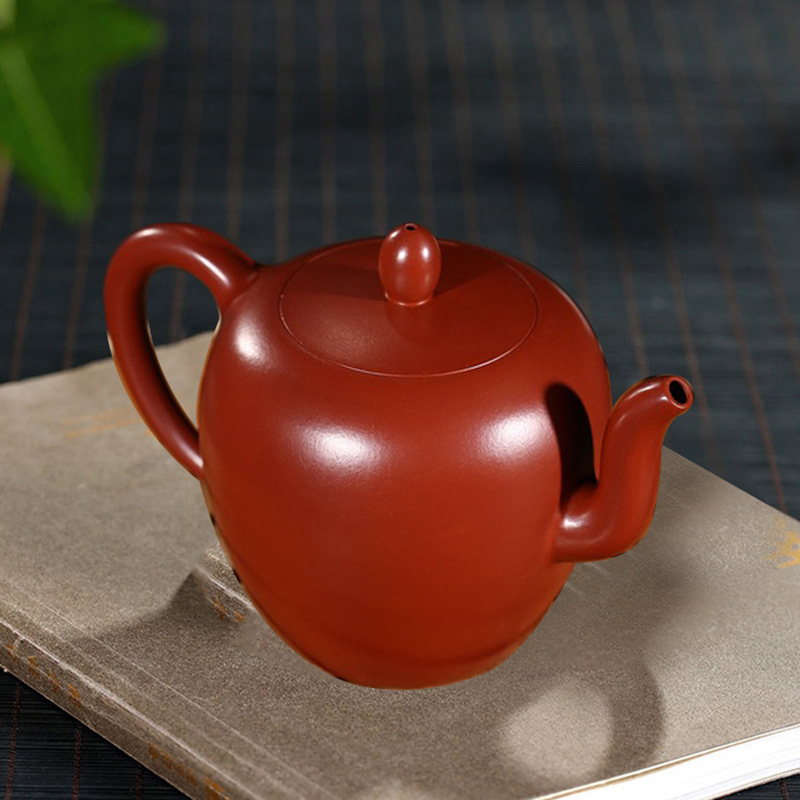 Ceainic din lut purpuriu, lucrat manual din lut brut, cu design elegant la umeri