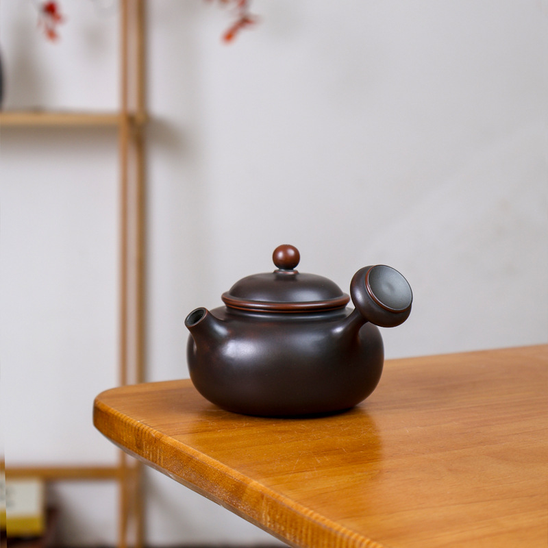 Ceainic cu mâner lateral din lut roșu, 130 ml, ceramică lucrată manual