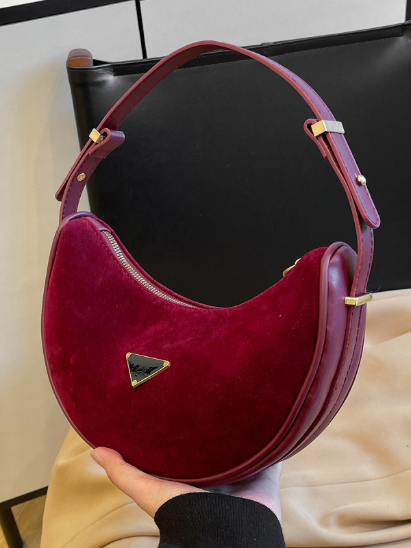 Ženska torba pod pazuhom, oblik polumeseca, teksturirana retro mat površina, moda 2025, pogodna za nošenje u ruci/na ramenu/crossbody