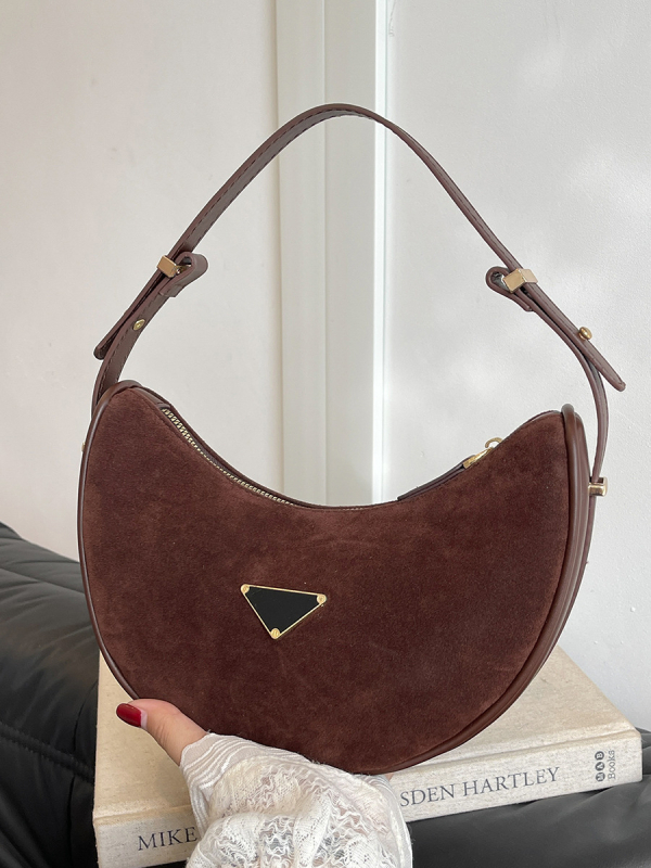 Ženska torba pod pazuhom, oblik polumeseca, teksturirana retro mat površina, moda 2025, pogodna za nošenje u ruci/na ramenu/crossbody