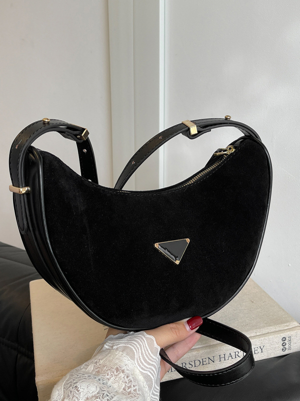 Ženska torba pod pazuhom, oblik polumeseca, teksturirana retro mat površina, moda 2025, pogodna za nošenje u ruci/na ramenu/crossbody