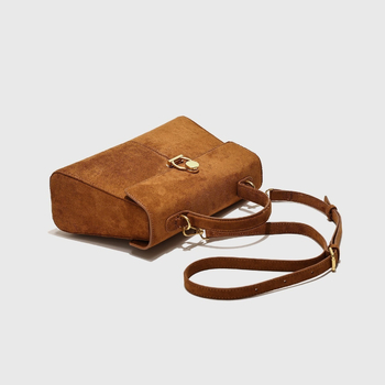 Ženska premijumska velur torba, nišnog retro dizajna, crossbody torba za svakodnevnu uporabu.