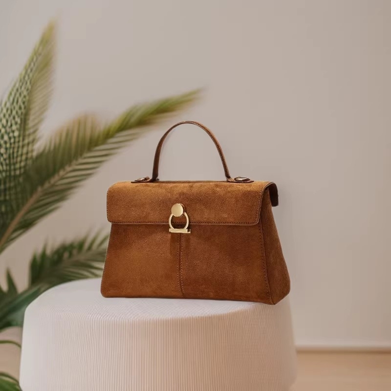 Ženska premijumska velur torba, nišnog retro dizajna, crossbody torba za svakodnevnu uporabu.