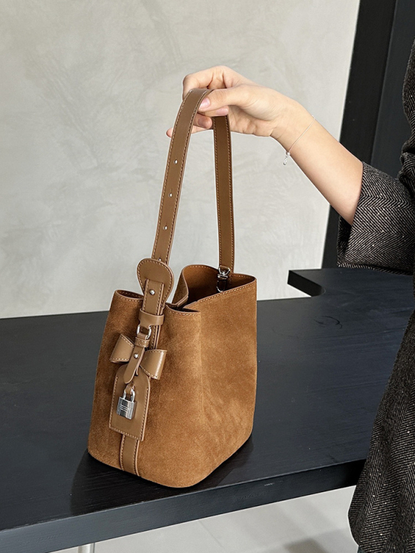 Ženska bucket torba od nubuk kože, velika zapremina, elegantan dojam
