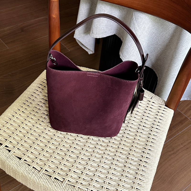 Ženska bucket torba od nubuk kože, velika zapremina, elegantan dojam